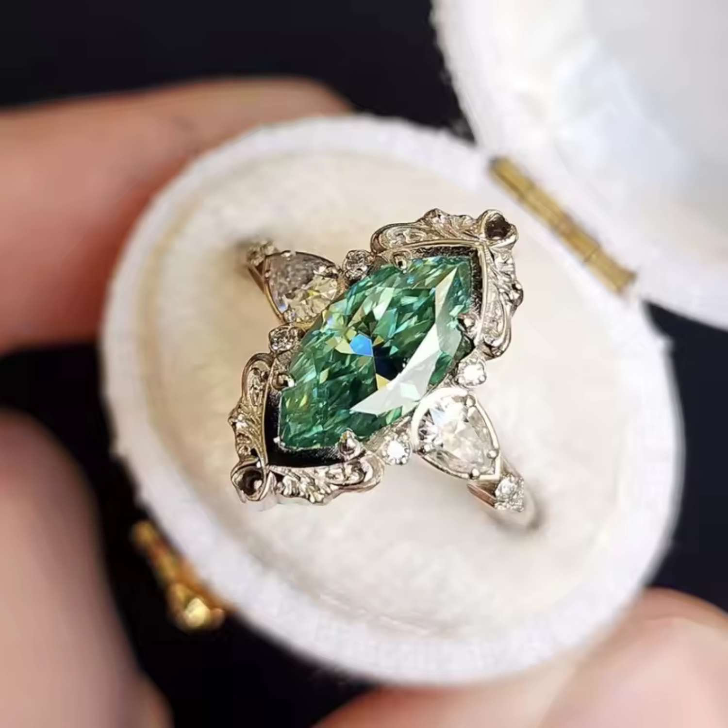 Anello Vaelira Thornewyn