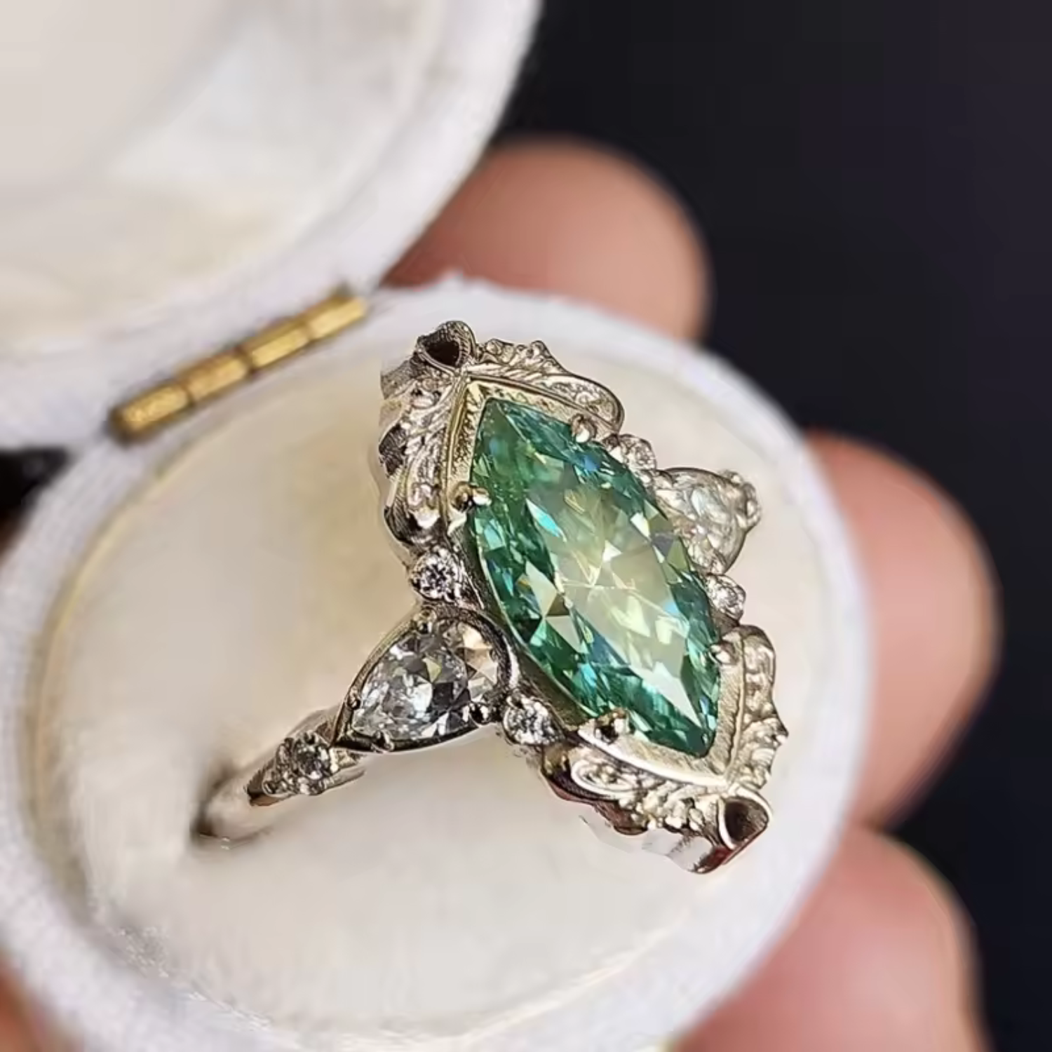 Anello Vaelira Thornewyn
